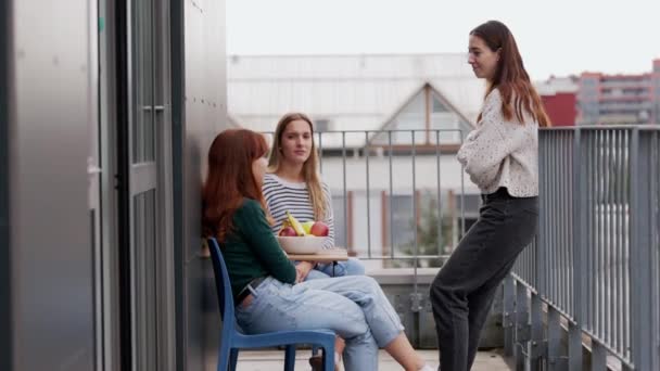 Grupa Trzech Najlepszych Przyjaciół College Młodych Kobiet Czatujących Zewnątrz Balkonie — Wideo stockowe