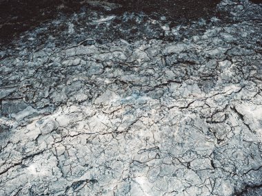 Geldingadalir aktif volkan, 2021 'de Fagradalsfall ve 2022 Meradalir' de patladı. Hala sıcak lav kayaları, yerden gelen buharlar. İzlanda 'da koyu gri, siyah volkanik kayalar. Dramatik görünüm