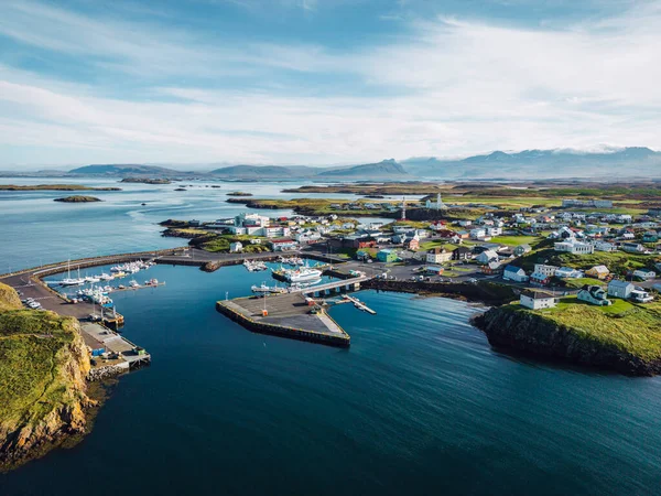 在冰岛西部的Stykkisholmur镇 用渔船对Stykkisholmskirkja港进行了美丽的空中观察 从Sugandisey悬崖到灯塔的城市景观 著名的五颜六色的房子 — 图库照片