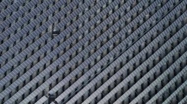 Endüstriyel binalardaki güneş panellerinin hava görüntüsü. İnsansız hava aracı bakış açısı, sanayi bölgesinde uçmak, çatıları güneş panelleriyle kaplı..