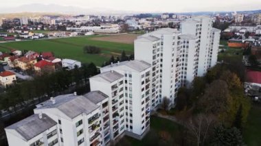 Hava manzarası, insansız hava aracı saldırısı, Slovenya 'nın Celje kentinin dışındaki konut binaları, bazıları daha eski ve yeni görünümlü konut binaları.. 