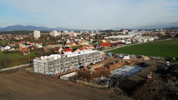 斯洛文尼亚国家一侧某处建筑工地的空中景观 乡郊新住宅楼宇的建筑工地 — 图库视频影像