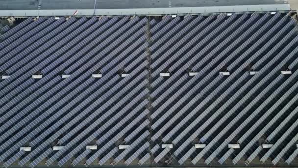 Вид Воздуха Солнечные Батареи Промышленных Зданиях Точка Обзора Дрона Пролетающая — стоковое видео