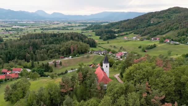 Luftaufnahme Drohnenflüge Über Das Slowenische Land Gelegentliche Häuser Wiesen Und — Stockvideo
