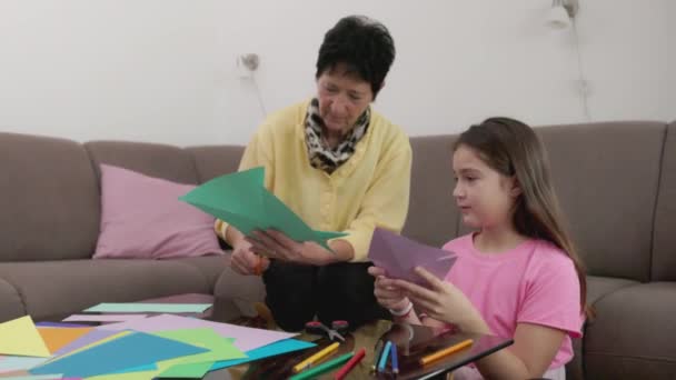 一位年长的妇女 一位祖母 和她的孙女一起在家里做客 外婆和孙女在一起 玩游戏 — 图库视频影像