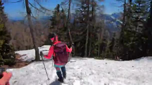 Time Lapse Pov Pár Turistů Sestupujících Hory Zima Pomalu Končí — Stock video