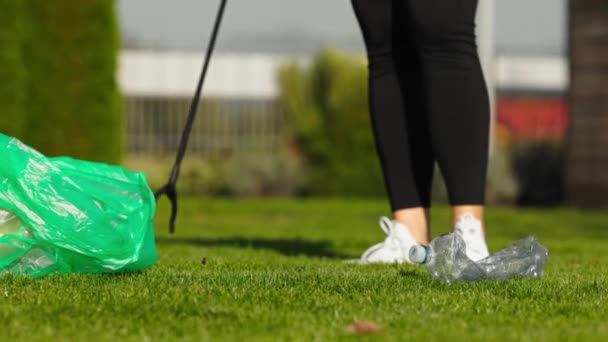 Waist Caucasian Woman Picking Trash Grass Green Trash Bag Ground — Vídeos de Stock