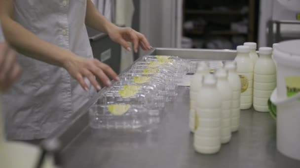 Кавказькі Жінки Працюють Молочній Фермі Виробничій Лінії Пакують Продукти Працюють — стокове відео