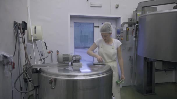 Καυκάσιες Γυναίκες Που Εργάζονται Στη Γαλακτοκομική Φάρμα Στη Γραμμή Παραγωγής — Αρχείο Βίντεο