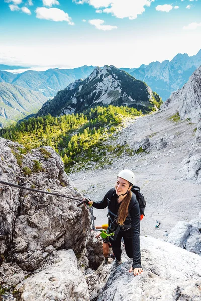 Caucasian Woman Mountaineer Climbing Mountain Ferrata Trail High Mountain Peaks — Foto de Stock