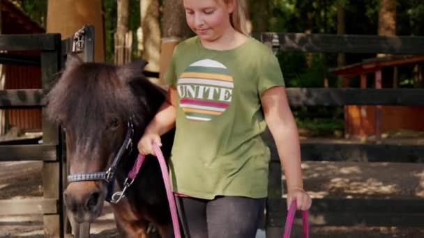 Caucasian Young Girls Walking Ponies Ranch Taking Them Ride — Vídeo de stock