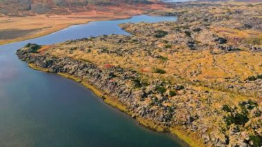 Batı İzlanda 'daki Snaefellsnes yarımadasında Selvallavatn Gölü, arka planda güzel Coney Dağları. Yüksek kalite fotoğraf