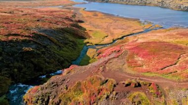 Batı İzlanda 'daki Snaefellsnes yarımadasında Selvallavatn Gölü, arka planda güzel Coney Dağları. Yüksek kalite fotoğraf