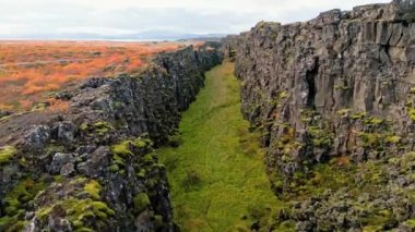 Thingvellir Ulusal Parkı 'nın hava manzarası. İzlanda' nın ünlü bölgesi. Atlantik tektonik plakalarının birleştiği yer. UNESCO Dünya Mirası Bölgesi, Batı İzlanda ve Althing bölgesi. Yüksek