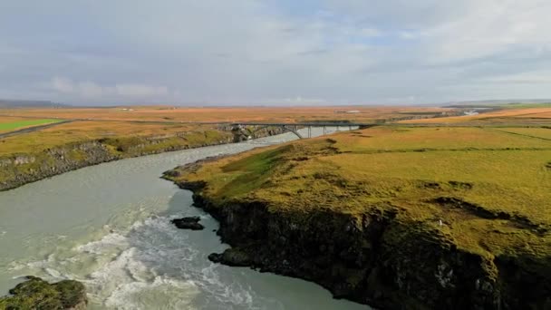 Bright Blue River Bridge Trough Iceland Mainland Autumn Time Cold — Stockvideo