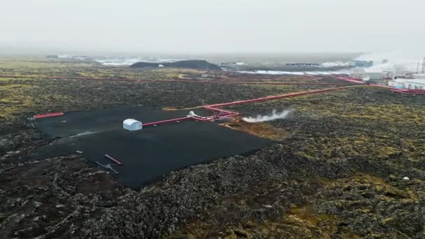 Geothermische Centrale Warmwatercentrale Ijsland Stoom Rolt Uit Schoorstenen Van Fabriek — Stockvideo