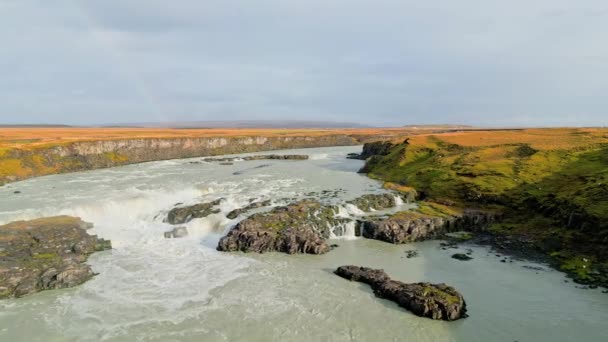 寒い日に秋の時間にアイスランド本土を流れる明るい青の川 高品質ビデオ — ストック動画