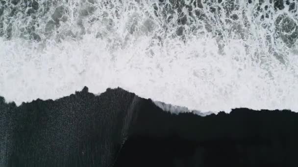 Top View Waves Crashing Black Sands Beaches Selheimasandur Southern Iceland — Stok video