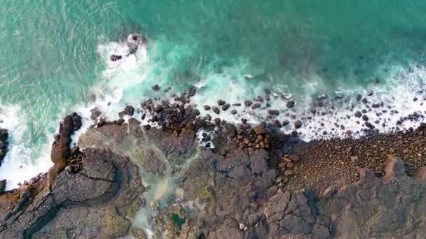 Drone Voando Sobre Islândia Costa Rochosa Com Falésias Vida Pelo — Vídeo de Stock