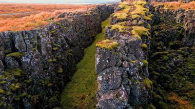 Thingvellir Ulusal Parkı 'nın hava manzarası. İzlanda' nın ünlü bölgesi. Atlantik tektonik plakalarının birleştiği yer. UNESCO Dünya Mirası Bölgesi, Batı İzlanda ve Althing bölgesi. Yüksek