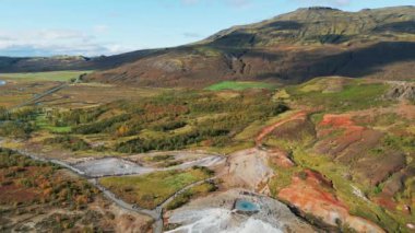 Strokkur gayzeri, Gayzer Kaplıcaları, İzlanda 'daki Büyük Gayzer. 