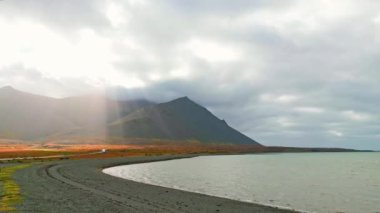 Batı İzlanda 'daki Snaefellsnes yarımadasında Selvallavatn Gölü, arka planda güzel Coney Dağları. Yüksek kalite fotoğraf