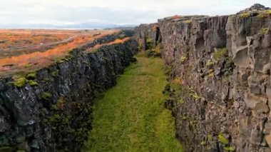 Thingvellir Ulusal Parkı 'nın hava manzarası. İzlanda' nın ünlü bölgesi. Atlantik tektonik plakalarının birleştiği yer. UNESCO Dünya Mirası Bölgesi, Batı İzlanda ve Althing bölgesi. Yüksek