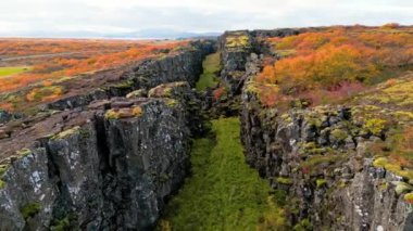 Thingvellir Ulusal Parkı 'nın hava manzarası. İzlanda' nın ünlü bölgesi. Atlantik tektonik plakalarının birleştiği yer. UNESCO Dünya Mirası Bölgesi, Batı İzlanda ve Althing bölgesi. Yüksek