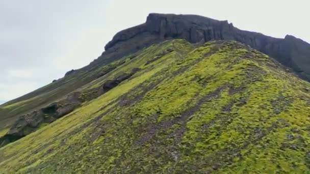 Fjärrstyrda Vulkaniska Länder Någonstans Det Isländska Fastlandet Omgivna Pulserande Gröna — Stockvideo