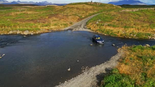 Bilen Kör Över Vattnet Någonstans Island Inåt Landet Översvämmade Vägar — Stockvideo