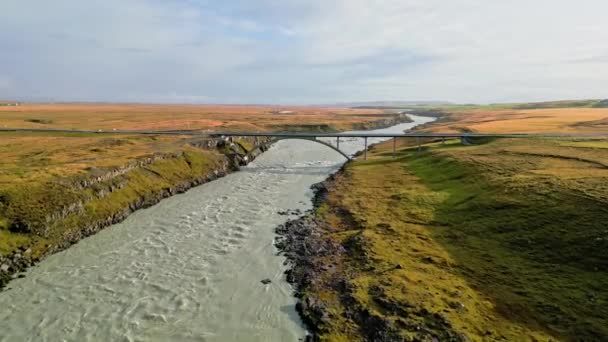 Светло Голубая Река Мостом Проходит Через Материк Исландии Осенью Холодный — стоковое видео