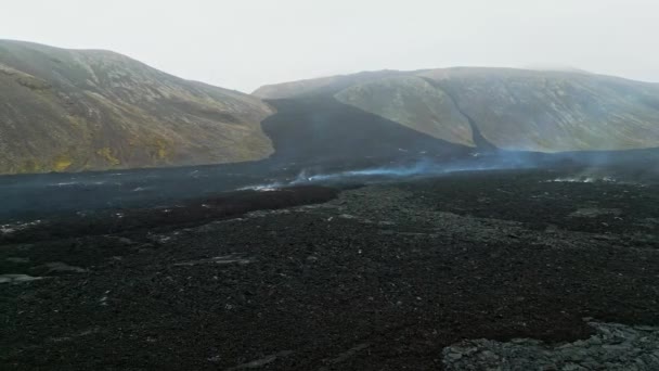 Geldingadalir活火山 2021年に噴火 Fagradalfjallと2022年 Meradalir まだ熱い溶岩の岩 地面から上がってくる蒸気 アイスランドの暗い灰色の黒い火山岩 劇的な眺め — ストック動画