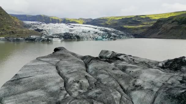 上から近くの景色 アイスランドの氷河上の氷の形成全体の汚れ 秋の時間 — ストック動画