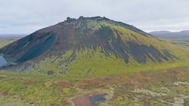 Geldingadalir活火山 2021年に噴火 Fagradalfjallと2022年 Meradalir まだ熱い溶岩の岩 地面から上がってくる蒸気 アイスランドの暗い灰色の黒い火山岩 劇的な眺め — ストック動画