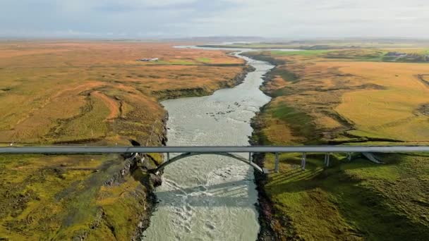 Világos Kék Folyó Alatt Híd Vályú Izland Szárazföldi Ősszel Egy — Stock videók