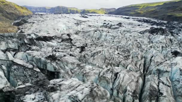 从上往下俯瞰 冰岛冰川上冰层上的泥土 秋天的时间 — 图库视频影像