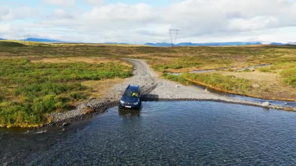 在冰岛内陆的某个地方开车横渡水面 冰岛被洪水淹没的道路 汽车开水槽 极端条件 — 图库视频影像