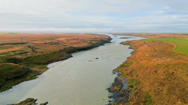 Brillante Canal Azul Del Río Islandia Continental Otoño Día Frío — Vídeos de Stock