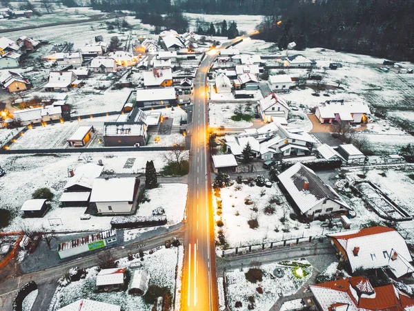 夕方には冬の時間に郊外のコミュニティの空中ビュー 地面に雪 街路灯が輝いて — ストック写真