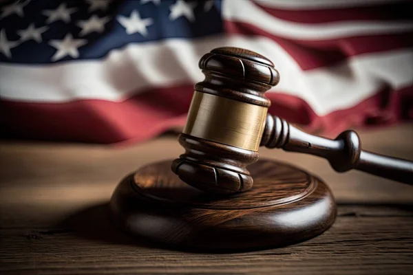 木製の茶色の裁判官は 裁判所の判決のための決定光沢のあるマレットを与える 3D現実的な画像 背景にアメリカの国旗と スタンドに金でオークションハンマー 法と司法制度の象徴 — ストック写真