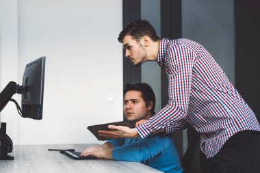 Bilgisayarda çalışan bilişim programcısı. Erkek Uzman Yaratıcı Yenilikçi Yazılım Mühendisliği Geliştirme Uygulaması, Program, Video Oyunu. Kodlama Dili Terminali. Omzunun üstünden. Yüksek kalite fotoğraf