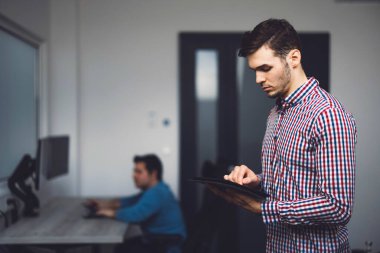 Bilgisayarda çalışan bilişim programcısı. Erkek Uzman Yaratıcı Yenilikçi Yazılım Mühendisliği Geliştirme Uygulaması, Program, Video Oyunu. Kodlama Dili Terminali. Omzunun üstünden. Yüksek kalite fotoğraf