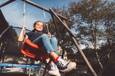 Neşeli, mutlu, beyaz bir aile, evin içinde ve dışında oyun oynayarak vakit geçiriyor. Aile hafta sonu boyunca evde birlikte vakit geçiriyor.. 