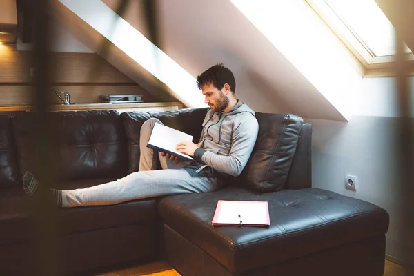 Sorridente Uomo Caucasico Freelance Utilizzando Laptop Studiare Online Lavorando Casa — Foto Stock