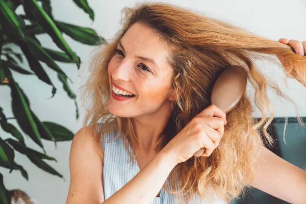 Kişisel Bakım Kavramı Evde Cilt Saç Bakımı Yapan Çekici Yetişkin — Stok fotoğraf