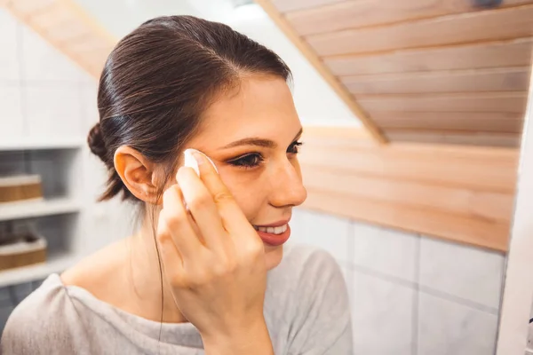 Hermosa Joven Limpiándose Cara Quitándose Maquillaje Con Una Almohadilla Algodón — Foto de Stock