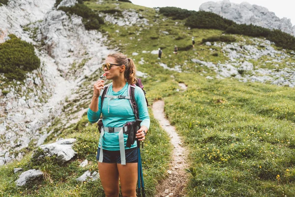 Mulher Branca Caminhando Com Mochila Trilha Bonita Alpes Europeus Início — Fotografia de Stock