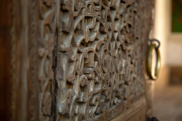ヒヴァの霊廟には 古代で大規模で深い彫刻が施されたエルムドアがあります ウズベキスタン — ストック写真