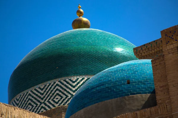 Khiva的蓝色和绿色圆顶非常漂亮 — 图库照片