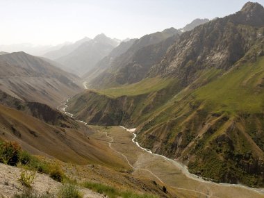 Pamir karayolu, Tacikistan 'ın büyük bir kısmını kaplayan, yedi bin metrenin üzerinde zirveleri olan bir dağ silsilesidir. Onun adı dünyanın çatısı olarak çevrilir..